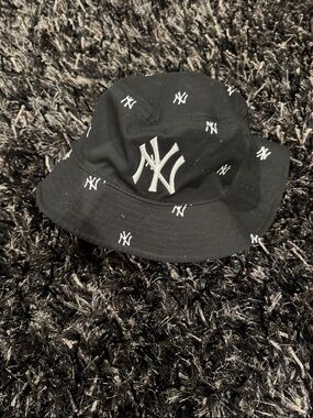 New Era New York Yankees Black Bucket Hat Reversible - never worn